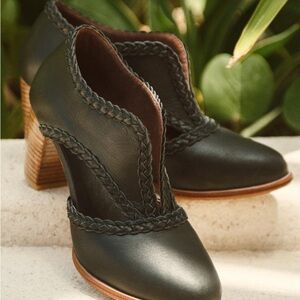 ELF Spirit Walker Booties size 11 Black